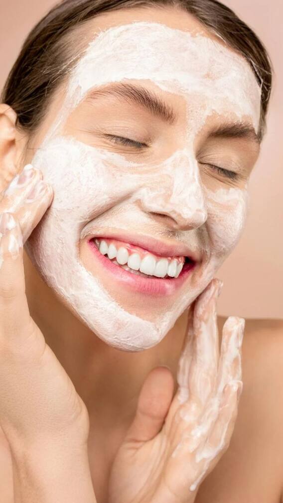 காலை முதல் இரவு வரை முகத்தை பளபளப்பாக வைத்திருக்க உதவும் தோல் பராமரிப்பு குறிப்புகள்