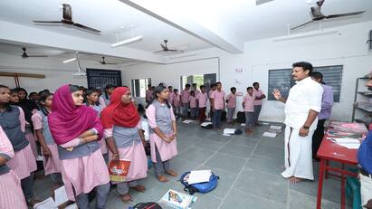 Education Minister Anbil mahesh gave a pleasant surprise school students in Thanjavur - TNN இன்ப அதிர்ச்சி கொடுத்த கல்வித்துறை அமைச்சர்... உற்சாகமான பள்ளி மாணவ, மாணவிகள்