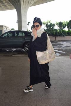 रेड लिप्स्टिक, सिर पर स्कार्फ बांधकर एयरपोर्ट पर स्पॉट हुईं रेखा, लुक देखकर फैंस बोले- फॉरएवर स्टाइल आइकन