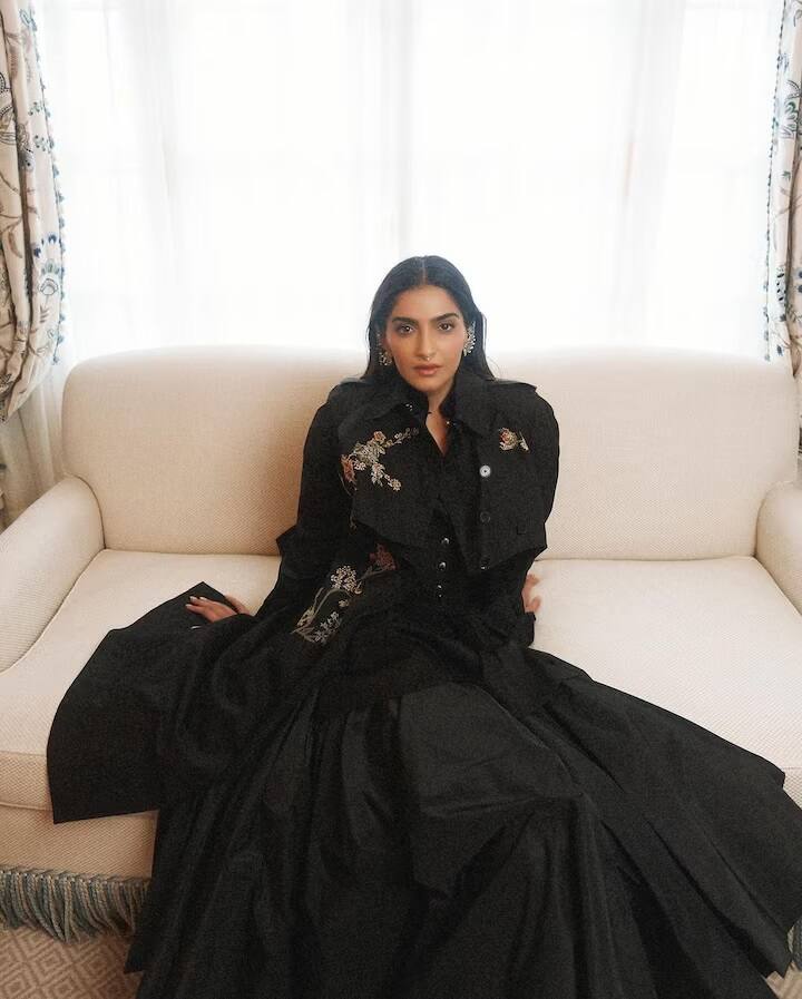 ઐશ્વર્યા રાય અને આલિયા ભટ્ટ ઉપરાંત અભિનેત્રી સોનમ કપૂર પણ પેરિસ ફેશન વીકમાં પહોંચી હતી. પેરિસ ફેશન વીકની અભિનેત્રીનો લૂક વાયરલ થઈ રહ્યો છે. તેને બ્લેક આઉટફિટ્સ મેચ કર્યો હતો.