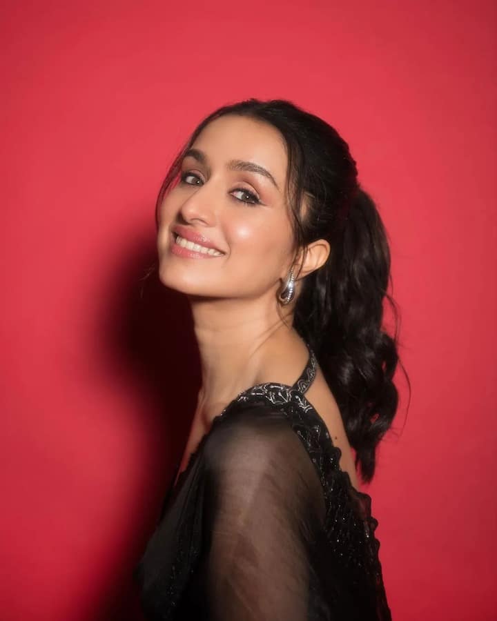 This classy ensemble, priced at Rs. 62,000, was paired with a modern embroidered blouse featuring a stylish square neckline, giving the outfit a contemporary twist.