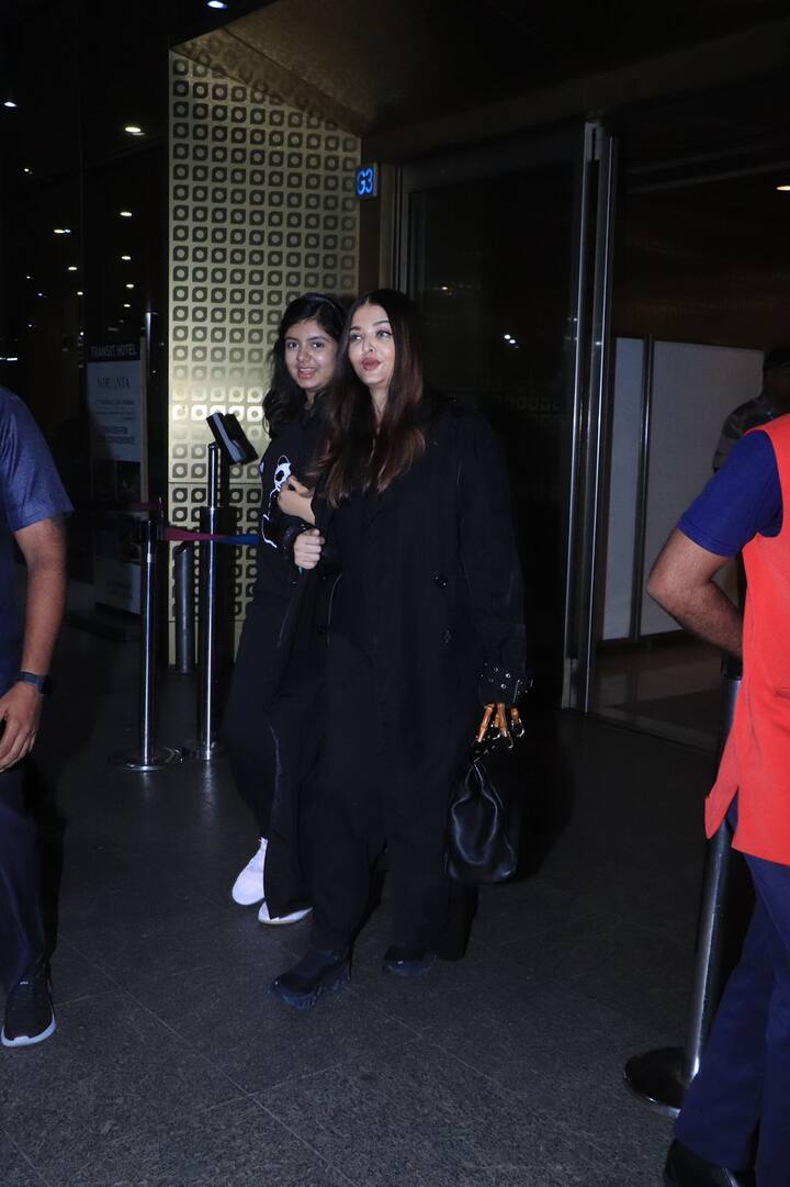 आराध्या ने अपनी मां का हाथ पकड़ा हुआ था. दोनों साथ में बहुत खुश नजर आ रही थीं और पैपराजी के लिए पोज भी दिए.