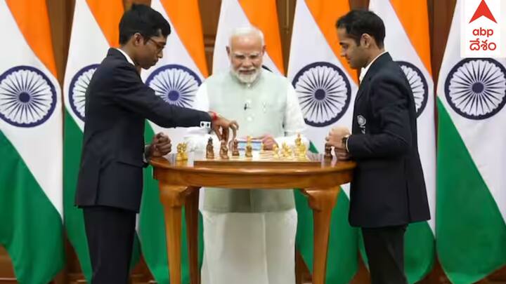 Chess Olympiad Winner Meets Modi: చెస్ ఒలింపియాడ్‌ 2024లో డబుల్ గోల్డ్ మెడల్స్ సాధించిన భారత చెస్ క్రీడాకారులను  బుధవారం ప్రధాని మోదీని తన నివాసంలో కలుసుకున్నారు. మరోసారి అభినందించారు.