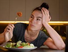 Stale Food Side Effects: ਭੁੱਲ ਕੇ ਵੀ ਨਾ ਖਾਓ ਠੰਡਾ ਖਾਣਾ, ਨਹੀਂ ਤਾਂ ਵਿਗੜ ਸਕਦੀ ਸਿਹਤ, ਹੋ ਸਕਦੇ ਆਹ ਨੁਕਸਾਨ