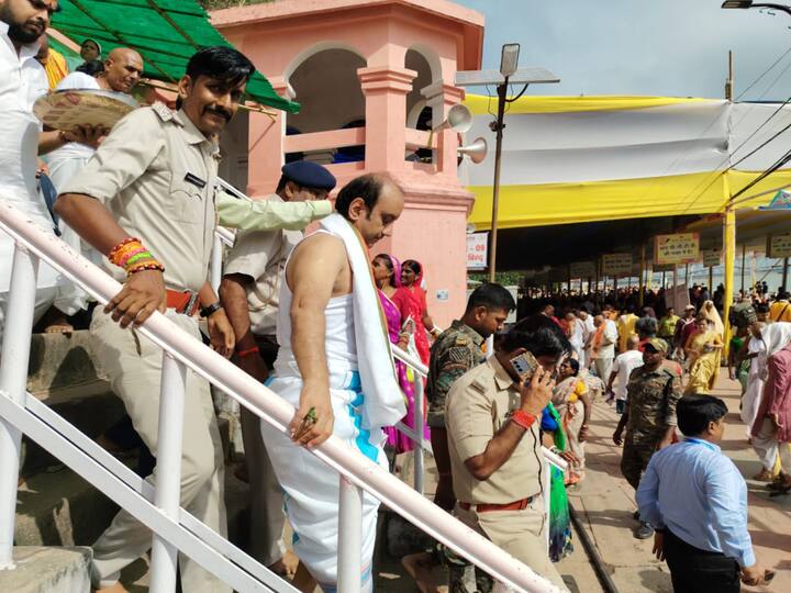 पिंडदान के बाद राज्यसभा सदस्य सुधांशु त्रिवेदी ने मीडिया से बातचीत करते हुए कहा कि वह धार्मिक अनुष्ठान में आए हैं. कोई राजनीतिक प्रश्न नहीं पूछे. उन्होंने बताया कि पिंडदान के बाद एक अलग संतुष्टि और श्राद्ध की अनुभूति होती है.