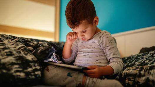 Know The Symptoms of Eye Strain ਬੱਚਿਆਂ ਦੀ ਅੱਖਾਂ 'ਚੋਂ ਆ ਰਿਹਾ ਪਾਣੀ, ਸਮਝ ਜਾਓ ਹੋ ਗਈ ਆਹ ਗੰਭੀਰ ਸਮੱਸਿਆ