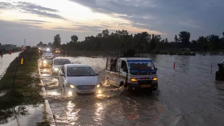 इसके अलावा IMD ने 25, 26 और 27 सितंबर को मध्य प्रदेश, महाराष्ट्र,गोवा, गुजरात में हल्की से मध्यम बारिश का अनुमान जताया है. वहीं, गोवा में 25, 26 सितंबर, महाराष्ट्र में 25 और 26 सितंबर और गुजरात में 26 सितंबर को भारी बारिश का अलर्ट जारी किया है.