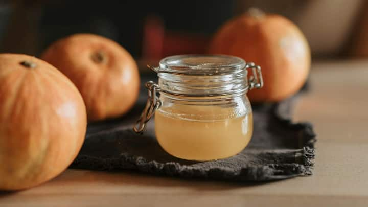 Apple Cider Vinegar: রোজ সকালে খালি পেটে অ্যাপেল সিডার ভিনিগার জলের মধ্যে মিশিয়ে খেতে পারলে আপনার ওজন কমবে দ্রুত হারে। এছাড়াও আরও অনেক উপকারিতা পাবেন আপনি। সার্বিকভাবেই ভাল থাকবে আপনার স্বাস্থ্য।