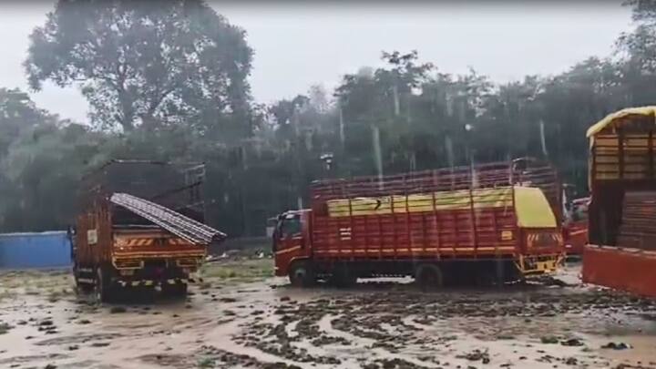 पुण्यात गेल्या दोन ते तीन दिवसांपासून मुसळधार पाऊस कोसळत आहे. या मुसळधार पावसामुळे मैदानावर चिखल झाला आहे. चिखल झालेल्या ठिकाणी माती, डांबर टाकण्याचं काम सुरू आहे.