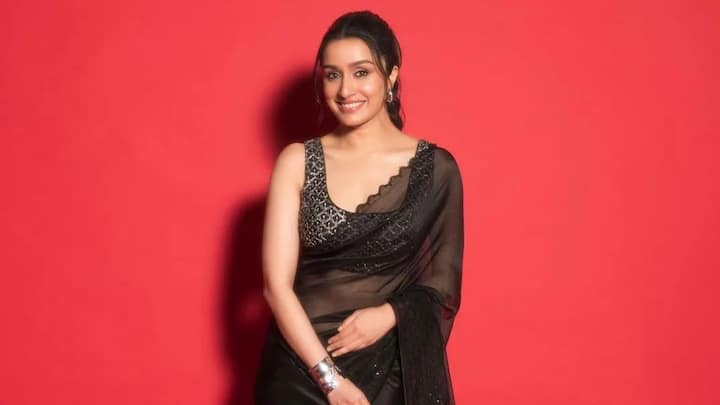 Shraddha Kapoor wore an elegant black sequinned saree to an event in Mumbai and happened to run into Aditya Roy Kapur, all on a rainy day, reminding fans of 'Aashiqui 2.'