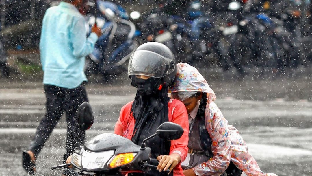 Weather Update Mumbai To Receive Very Heavy Rainfall Light Shower In Delhi. Check IMD Forecast Mumbai Likely To Receive 'Very Heavy Rainfall', Light Shower Expected In Delhi. Check IMD Forecast