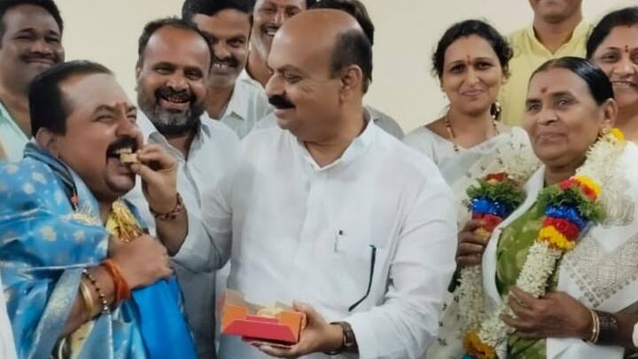 वहीं शिगगांव में पूर्व सीएम बसवराज बोम्मई के बेटे भरत भाजपा से चुनाव लड़ने के लिए उम्मीदवारों की लिस्ट में सबसे आगे हैं, लेकिन पार्टी का शीर्ष नेतृत्व अभी भी विकल्पों पर विचार कर रही है. पार्टी ये मानना है कि यदि भरत को मैदान में उतारा जाता है तो वंशवादी राजनीति को बढ़ावा देने के लिए पार्टी को आलोचना का भी सामना करना पड़ सकता है. वहीं भरत का यह कहना है कि उनका मुख्य उद्देश्य सीट को बरकरार रखना है और वह हाईकमान द्वारा चुने गए किसी भी उम्मीदवार का समर्थन करने के लिए एकजुट होकर काम करेंगे.