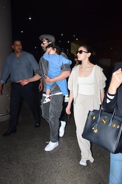 Ranbir Kapoor Family Photos: पापा रणबीर की गोद में दिखीं राहा, कूल अंदाज में नजर आईं आलिया भट्ट और नीतू कपूर, देखें तस्वीरें