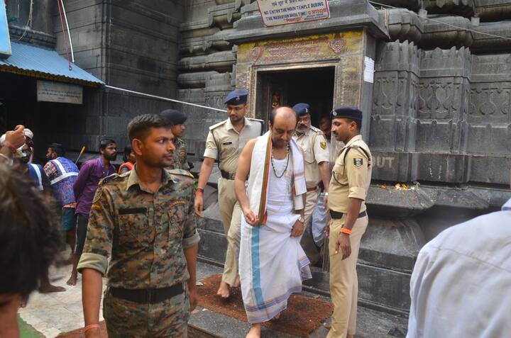 बीजेपी के राज्यसभा सदस्य सुधांशु त्रिवेदी बुधवार को गया पहुंचे और अपने पूर्वजों का पिंडदान किया. दामोदर पाण्डे के नेतृत्व में उनके परिजनों का पिंडदान कराया गया.