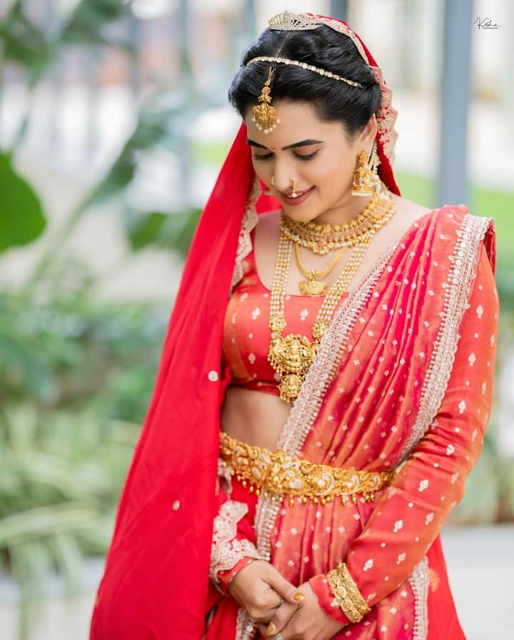 సోషల్ మీడియా ద్వారా పాపులర్ అయిన ఈ ముద్దుగుమ్మ.. యాంకర్ గా కెరీర్ మొదలుపెట్టింది. Photo Credit: sravanthi_chokarapu/Instagram