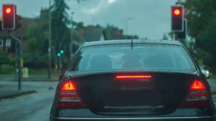 लेकिन कुछ नियम ऐसे होते हैं.  जिनके बारे में ज्यादातर लोगों को पता नहीं होगा. और लोग इन नियमों को तोड़ देते है. जिसका बाद में उन्हें खामियाजा भुगतना पड़ता है.