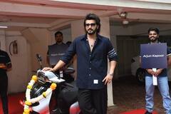 नारियल फोड़ा, पैप्स को बांटी मिठाई... नया स्कूटर खरीदने पर अर्जुन कपूर ने यूं मनाया जश्न