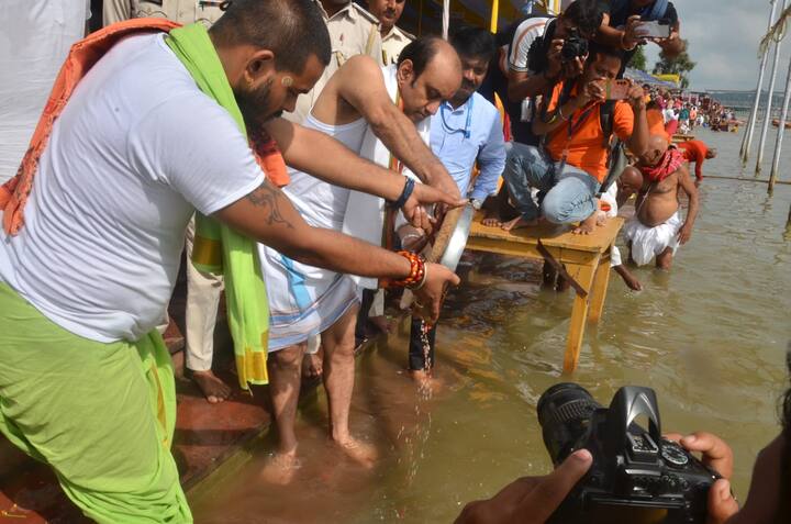 पिंडदान करा रहे दामोदर पाण्डे ने बताया कि वह पहली बार यहां पिंडदान करने पहुंचे है. पूरे विधि विधान के साथ पिंडदान और श्राद्ध कार्य को पूरा कराया गया है.