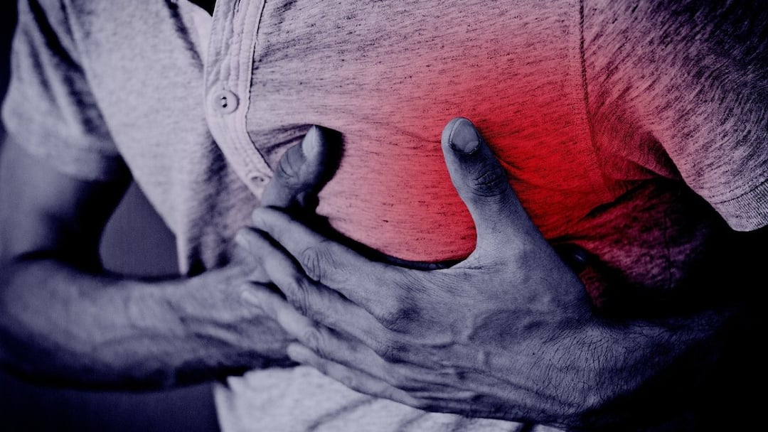 Passenger saved by a ticket examiner after he performed CPR for 15 minutes 'Heroic:' Elderly Man Suffers Heart Attack In Train, Ticket Examiner Saves Him With CPR