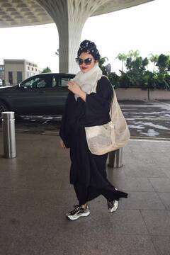 એરપોર્ટ પર લાલ લિપસ્ટિક અને માથા પર દુપટ્ટો પહેરેને બૉલીવુડ અભિનેત્રી રેખા જોવા મળી હતી, લુક જોઈને ચાહકોએ કહ્યું- ફોરએવર સ્ટાઈલ આઈકોન