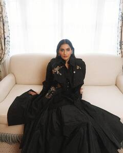 ब्लैक गाउन-हाई बूट्स संग नोज पिन, ऐश्वर्या-आलिया के बाद पेरिस फैशन वीक में सोनम कपूर का जलवा