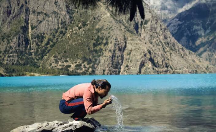 99 ਫੀਸਦੀ ਲੋਕ ਸਵੇਰੇ ਉੱਠਣ ਤੋਂ ਬਾਅਦ ਸਭ ਤੋਂ ਪਹਿਲਾਂ ਆਪਣਾ ਚਿਹਰਾ ਧੋਂਦੇ ਹਨ, ਜਿਸ ਨਾਲ ਉਹ ਫਰੈਸ਼ ਮਹਿਸੂਸ ਕਰਦੇ ਹਨ। ਪਰ ਕੀ ਤੁਸੀਂ ਜਾਣਦੇ ਹੋ ਕਿ ਚਿਹਰੇ 'ਤੇ ਕਈ ਛੋਟੇ-ਛੋਟੇ ਕੀੜੇ ਹੁੰਦੇ ਹਨ। ਜੀ ਹਾਂ, ਜਾਣੋ ਵਿਗਿਆਨੀ ਕੀ ਕਹਿੰਦੇ ਹਨ। ਸਾਡੇ ਆਲੇ-ਦੁਆਲੇ ਲੱਖਾਂ-ਕਰੋੜਾਂ ਅਜਿਹੇ ਜੀਵ ਹਨ, ਜਿਨ੍ਹਾਂ ਨੂੰ ਅਸੀਂ ਖੁੱਲ੍ਹੀਆਂ ਅੱਖਾਂ ਨਾਲ ਨਹੀਂ ਦੇਖ ਸਕਦੇ। ਇਹ ਬੈਕਟੀਰੀਆ, ਵਾਇਰਸ ਜਾਂ ਹੋਰ ਛੋਟੇ ਜੀਵ ਮਾਈਕ੍ਰੋਸਕੋਪ ਦੀ ਮਦਦ ਨਾਲ ਹੀ ਦਿਖਾਈ ਦਿੰਦੇ ਹਨ।