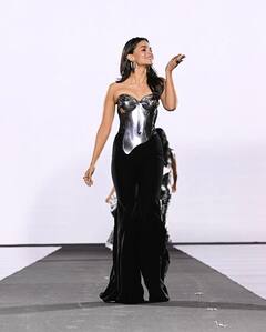 Aliaa Bhatt : వెట్ హెయిర్ గ్లిట్టరీ లుక్స్​లో ఆలియా భట్.. LOreal Paris ఫ్యాషన్ వీక్​లో ర్యాంప్ డెబ్యూట్ ఇచ్చిన హీరోయిన్