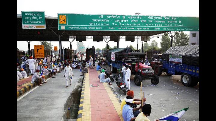 ਕਿਸਾਨ ਅੰਦੋਲਨ ਤੋਂ ਬਾਅਦ ਪੰਜਾਬ 'ਚ ਕਿਸਾਨ ਯੂਨੀਅਨ ਦੇ ਜ਼ਿਆਦਾਤਰ ਕਿਸਾਨਾਂ ਨੂੰ ਟੋਲ ਟੈਕਸ 'ਚ ਛੋਟ ਦਿੱਤੀ ਗਈ ਹੈ। ਸੂਬੇ ਦੇ ਕਈ ਟੋਲ ਪਲਾਜ਼ਿਆਂ 'ਤੇ ਕਿਸਾਨਾਂ ਤੋਂ ਟੋਲ ਟੈਕਸ ਨਹੀਂ ਵਸੂਲਿਆ ਜਾਂਦਾ। ਹਾਲਾਂਕਿ ਇਸ ਲਈ ਉਨ੍ਹਾਂ ਨੂੰ ਆਪਣੀ ਪਛਾਣ ਦੀ ਪੁਸ਼ਟੀ ਕਰਨੀ ਪੈਂਦੀ ਹੈ। ਇਸ ਦੇ ਲਈ ਉਨ੍ਹਾਂ ਨੂੰ ਕਿਸਾਨ ਯੂਨੀਅਨ ਦਾ ਕਾਰਡ ਦਿਖਾਉਣਾ ਹੋਵੇਗਾ। ਪਰ ਕਈ ਫਰਜ਼ੀ ਲੋਕ ਵੀ ਕਿਸਾਨ ਕਾਰਡ ਬਣਾ ਕੇ ਟੋਲ ਟੈਕਸ ਦੇਣ ਤੋਂ ਬਚ ਰਹੇ ਹਨ।