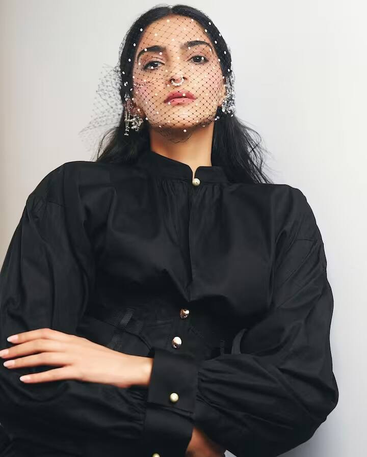 સોનમ કપૂરનો આખો લૂક વાયરલ થયો છે. તેણે ઓલ બ્લેક લૂક પહેર્યો હતો. એક્ટ્રેસે બ્લેક કલરનો ફૂલ સ્લીવ ગાઉન પહેર્યો હતો.