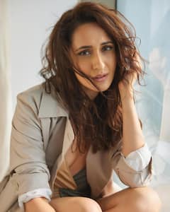 Pragya Jaiswal: స్విమ్ సూట్... పైన కోట్... గ్లామర్‌తో ప్రగ్యా ఫోటో షూట్, ఫ్యాన్స్‌కు ట్రీట్