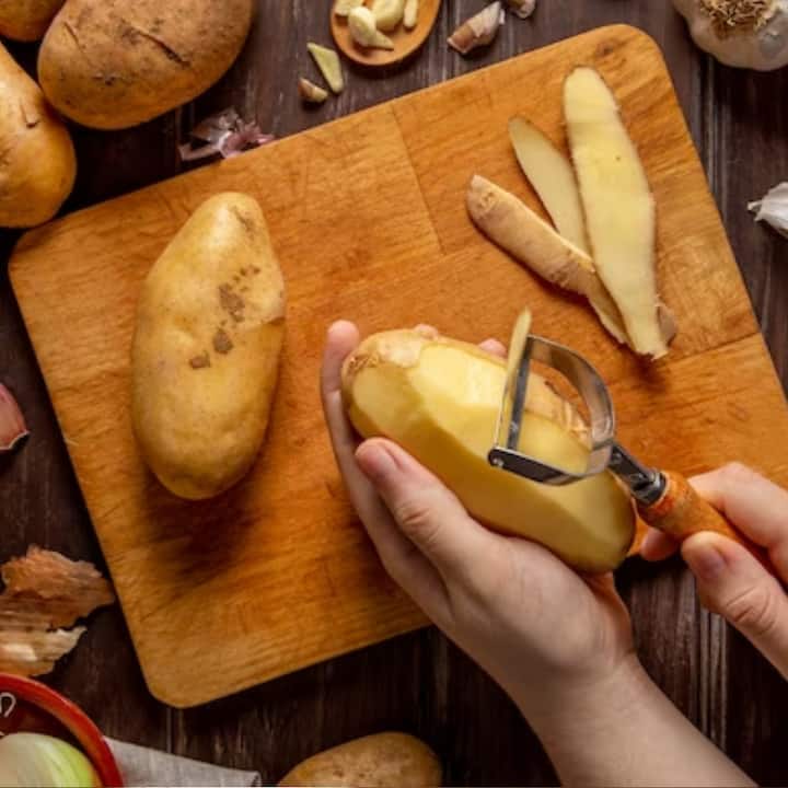 ਹਾਲਾਂਕਿ ਆਲੂ ਸਵਾਦ ਦੇ ਨਾਲ-ਨਾਲ ਪੋਸ਼ਣ ਪੱਖੋਂ ਵੀ ਭਰਪੂਰ ਹੁੰਦਾ ਹੈ ਅਤੇ ਵਿਟਾਮਿਨ ਬੀ6, ਸੀ, ਕੇ ਤੋਂ ਇਲਾਵਾ ਇਸ 'ਚ ਫਾਈਬਰ, ਆਇਰਨ, ਫਾਸਫੋਰਸ ਵਰਗੇ ਕਈ ਹੋਰ ਪੋਸ਼ਕ ਤੱਤ ਵੀ ਪਾਏ ਜਾਂਦੇ ਹਨ ਪਰ ਇਸ 'ਚ ਕਾਰਬੋਹਾਈਡ੍ਰੇਟ ਦੀ ਮਾਤਰਾ ਜ਼ਿਆਦਾ ਹੁੰਦੀ ਹੈ ਨੁਕਸਾਨਦੇਹ ਹੋ ਸਕਦਾ ਹੈ। ਫਿਲਹਾਲ ਆਓ ਜਾਣਦੇ ਹਾਂ ਕਿ ਜ਼ਿਆਦਾ ਆਲੂ ਖਾਣ ਦੇ ਕੀ ਨੁਕਸਾਨ ਹੁੰਦੇ ਹਨ।