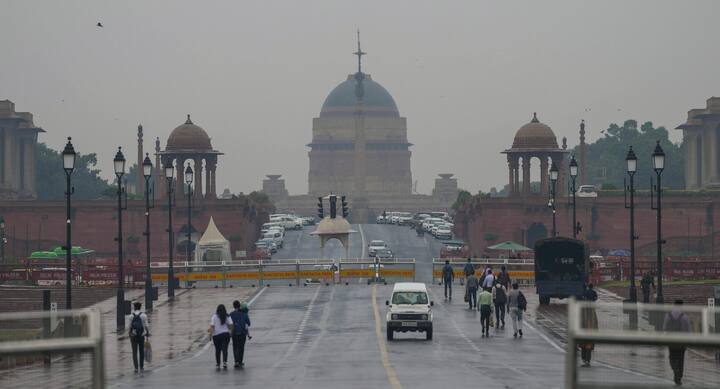 दिल्लीवासियों की बुधवार की सुबह की शुरुआत गर्म मौसम के साथ हुई और न्यूनतम तापमान इस मौसम के औसत तापमान से करीब तीन डिग्री अधिक 26.8 डिग्री सेल्सियस दर्ज किया गया.