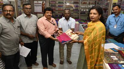 Theni 85 lakhs loss as Co-Optex sales mark this Diwali - TNN நெசவாளர்களுக்காக கோ-ஆப்டெக்ஸில் ஆடைகளை வாங்குங்கள்