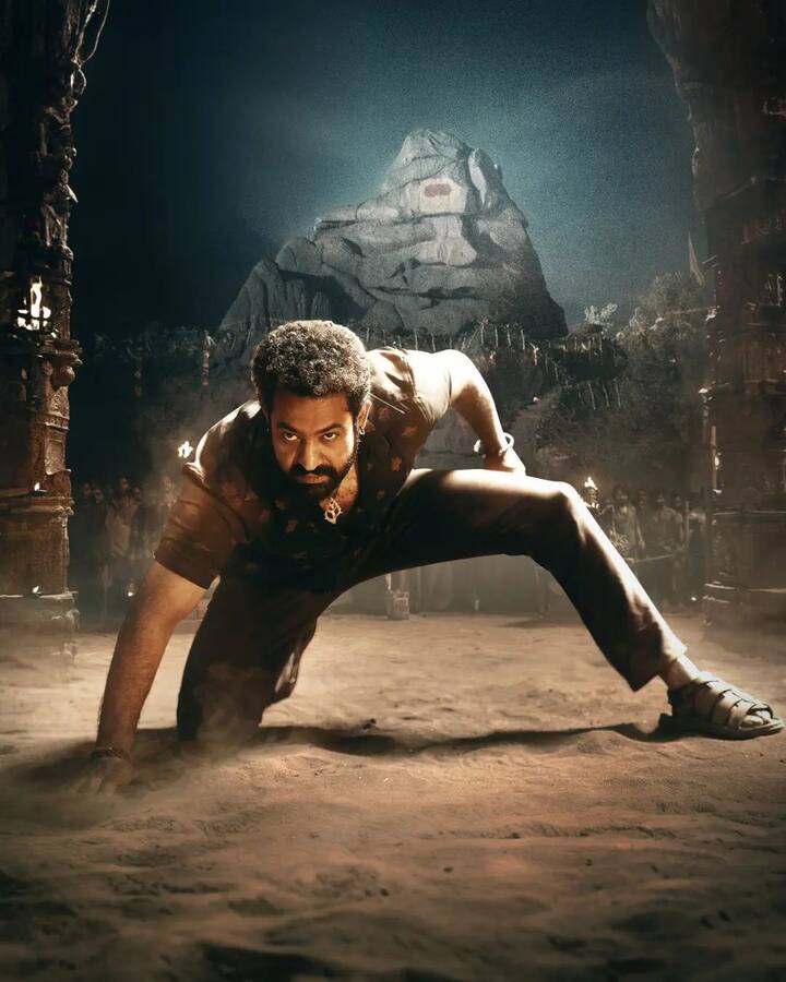 जूनियर एनटीआर – सबसे पहले बात करते हैं फिल्म के हीरो यानि साउथ के सुपरस्टार जूनियर एनटीआर की. जो साउथ सिनेमा के हाईएस्ट पेड एक्टर हैं.