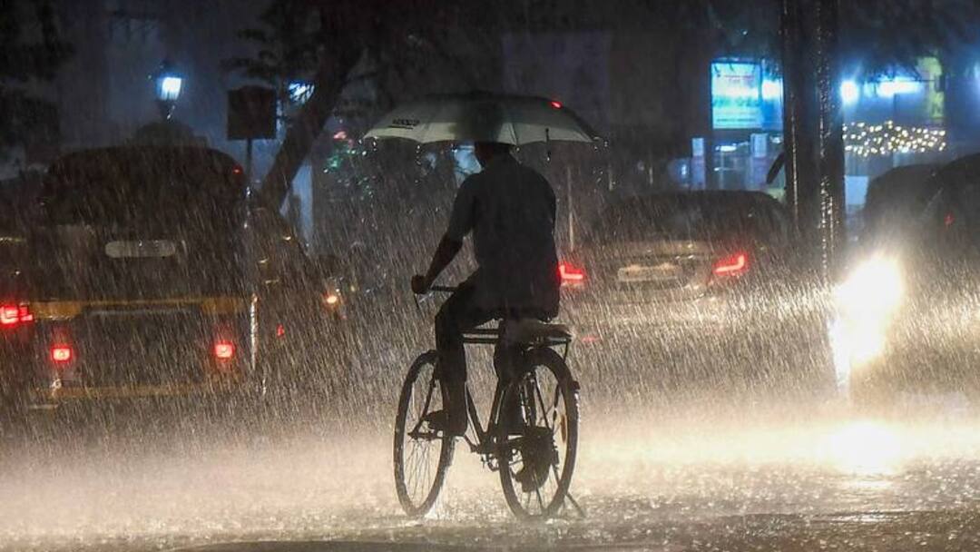 Mumbai Pune Weather Update Today Heavy Rain IMD issued Red alert Schools colleges closed Maharashtra Mumbai Rains: मुंबई और पुणे में बारिश से हाल बेहाल, स्कूल-कॉलेज बंद, पुलिस ने कहा- 'जरूरी हो तभी घर से निकलें'