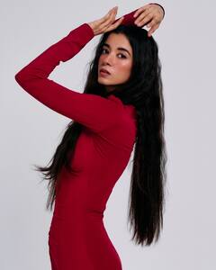 रेड डीपनेक गाउन में सबा आजाद ने शेयर की दिलकश तस्वीरें, बॉयफ्रेंड ऋतिक रोशन भी हुए लुक पर फिदा, किया ये कमेंट