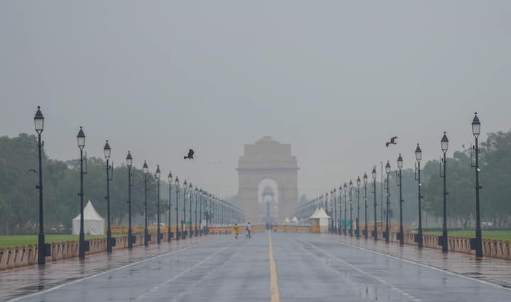 दिल्ली में 28 सितंबर तक बारिश होने का पूर्वानुमान है. इस दौरान दिल्ली का तापमान तीन से चार डिग्री तक गिरने का अनुमान है.