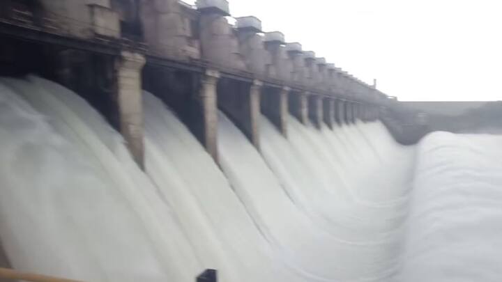 दरवर्षी पाण्यासाठी तहानलेल्या मराठवाड्यात यंदा पाणीसाठा वाढला आहे.