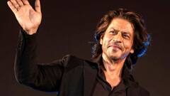 Shah Rukh Khan: দেহরক্ষীকে 'ধাক্কা'! মুম্বই বিমানবন্দরে শাহরুখকে দেখে চিৎকার অনুরাগীর, পাল্টা কী করলেন কিং খান?