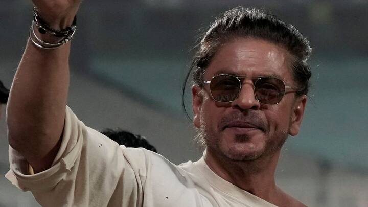 এই ভিডিও সোশ্যাল মিডিয়ায় মিশ্র প্রতিক্রিয়া পেয়েছে। এক ইরানি ভদ্রমহিলা শাহরুখের সঙ্গে ছবি তুলতে উতলা হয়েছিলেন বলে দাবি অনেকের। একজন লেখেন, 'আমাদের মতো ইরানের বাসিন্দা অনুরাগীদের পক্ষে ওঁকে দেখা অসম্ভব। ওই মহিলা শাহরুখকে চোখের সামনে দেখে সামলাতে পারেনি নিজেকে। ওঁকে নিয়ে ঠাট্টা করবেন না। উনি শাহরুখকে ভালবাসেন'।