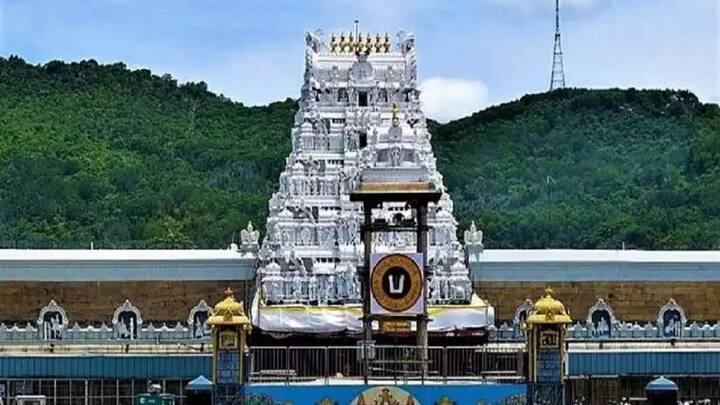 तिरुपति से उठा लड्डू विवाद थमने का नाम नहीं ले रहा है. इसी बीच एक्टर पवन कल्याण और प्रकाश राज में भी जुबानी जंग शुरू हो गई है.