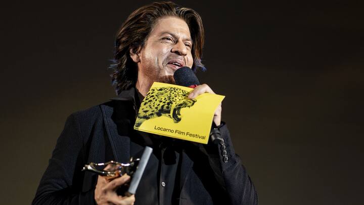 একেবারে ক্যাসুয়াল লুকেই দেখা গেল তাঁকে। পরনে সেই কালো হুডি, চোখে রোদচশমা, মাথায় একটা টুপি। আরাম ও স্টাইলের একেবারে নিখুঁত মেলবন্ধন। ভিড়, ঠেলাঠেলি সত্ত্বেও ঠান্ডা মাথায় তাঁকে এগিয়ে যেতে দেখা যায়। অনুরাগীদের দিকে তাকিয়ে হাসেনও।