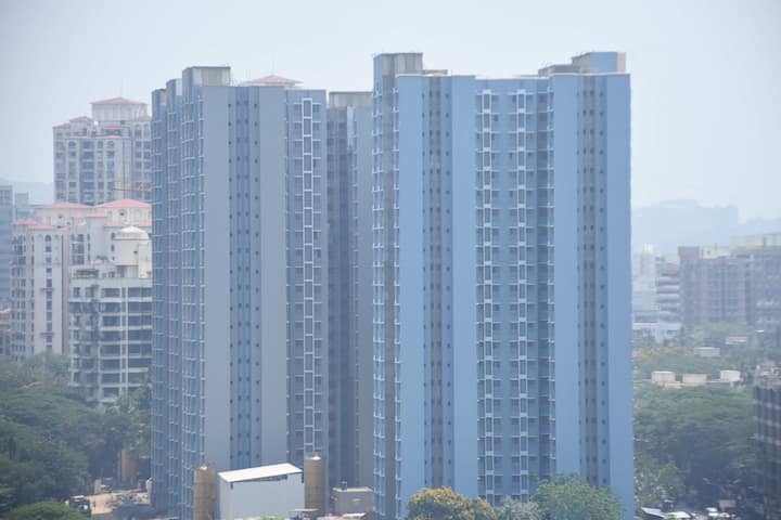 म्हाडानं मुंबईतील 2030 घरांसाठी सोडत जाहीर केली होती. या लॉटरीसाठी जवळपास 1 लाख 34 हजार उमेदवारांनी अर्ज दाखल केले होते. त्यापैकी 1 लाख 13 हजार 568 उमेदवारांनी अर्जांसोबत अनामत रक्कम जमा केली होती. त्यानंतर म्हाडानं ज्यांचं अर्जाचं शुल्क भरायचं राहिलं होतं त्यांना मुदवाढ दिली होती.