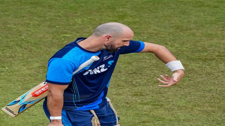 ஐசிசி டெஸ்ட் பேட்டிங் தரவரிசை பட்டியலில் நியூசிலாந்த் அணி வீரர் டேரில் மிட்செல் மூன்றாவது இடத்தை பிடித்துள்ளார். இவர் மொத்தம் 760 புள்ளிகளை பெற்றுள்ளார்.