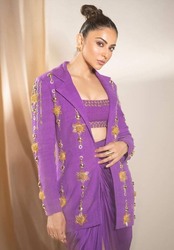 આજે આપણે એક એવી અભિનેત્રી વિશે વાત કરીશું જે 2009થી ફિલ્મોમાં એક્ટિવ છે. 13 વર્ષના કરિયરમાં તેણે સૌથી મોટા સ્ટાર્સ સાથે વિવિધ ભાષાઓની ફિલ્મોમાં કામ કર્યું છે. તેણે અરુણ વિજય, મહેશ બાબુ, રામ પોથિનેની અને અલ્લુ અર્જુનથી લઈને અજય દેવગન, અમિતાભ બચ્ચન અને સિદ્ધાર્થ મલ્હોત્રા સુધીના ઘણા મોટા સ્ટાર્સ સાથે ફિલ્મો કરી અને પોતાના દમદાર અભિનયથી દર્શકોના દિલમાં સ્થાન મેળવ્યું છે. જો કે, તેને બોક્સ ઓફિસ પર ઘણી નિરાશાઓનો પણ સામનો કરવો પડ્યો છે. પ્રોડ્યૂસર સાથેના લગ્ન પછી તેનું કરિયર ફ્લોપ રહ્યું હતું.