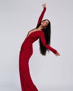 रेड डीपनेक गाउन में सबा आजाद ने शेयर की दिलकश तस्वीरें, बॉयफ्रेंड ऋतिक रोशन भी हुए लुक पर फिदा, किया ये कमेंट