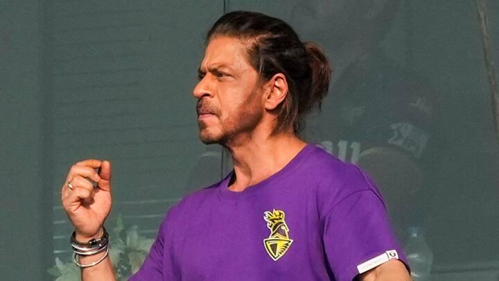 শান্ত হয়ে ধৈর্য্য ধরে বিমানবন্দরের প্রবেশদ্বারে পাসপোর্ট চেক করার জন্য অপেক্ষা করেন তিনি। এরপর তাঁকে পূজা ও দেহরক্ষীর সঙ্গে ভিতরে প্রবেশ করতে দেখা যায়। তখনও অনুরাগীর চিৎকার, 'শাহরুখ'।