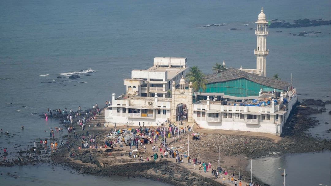 Mumbai Haji Ali Dargah Receives Bomb Threat Call Probe Launched Mumbai: Haji Ali Dargah Receives Bomb Threat Call, Probe Launched