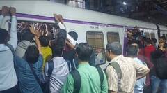 Mumbai Rain : मुसळधार पावसानं झोडपलं, 250 मिमीहून अधिक पाऊस पडला, लोकल खोळंबली, विमानं वळवली अन् रस्त्यावर वाहतूक कोंडी,मुंबईकरांचे प्रचंड हाल