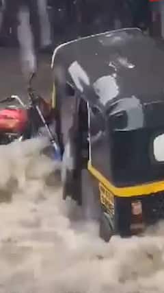 Mumbai News: भांडुप में LBS रोड पर बह रहा झरना | ABP Shorts